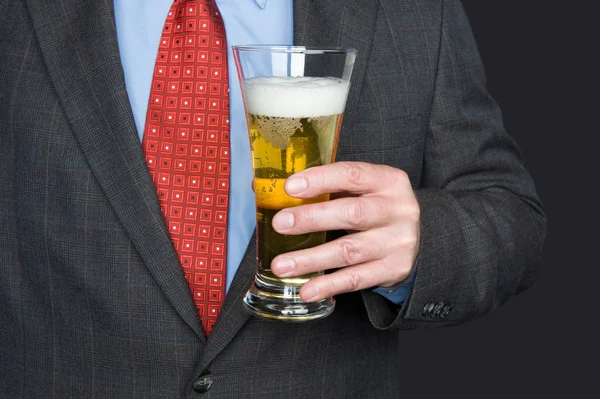 Empresário com copo de cerveja — Fotografia de Stock