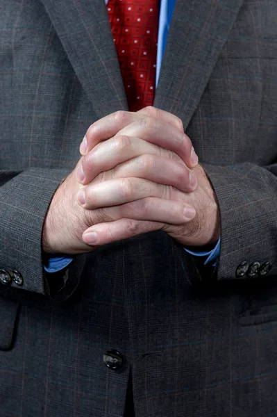 Uomo d'affari con le mani giunte — Foto Stock