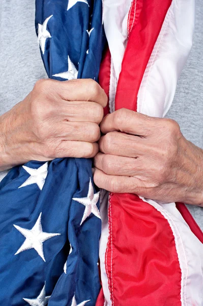 Oudere vrouw bedrijf Amerikaanse vlag — Stockfoto