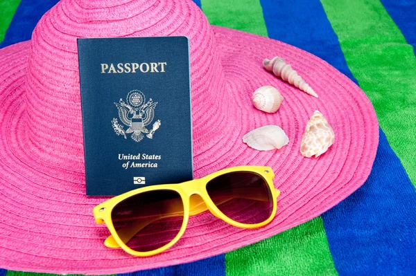 Pasaporte en sombrero rosa — Foto de Stock