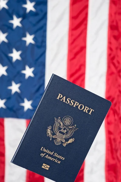 Αμερικανική σημαία και διαβατήριο — Φωτογραφία Αρχείου