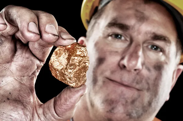 Gold miner z bryłka — Zdjęcie stockowe