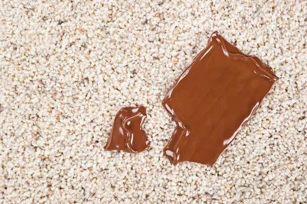 Barra di cioccolato caduto sul tappeto — Foto Stock