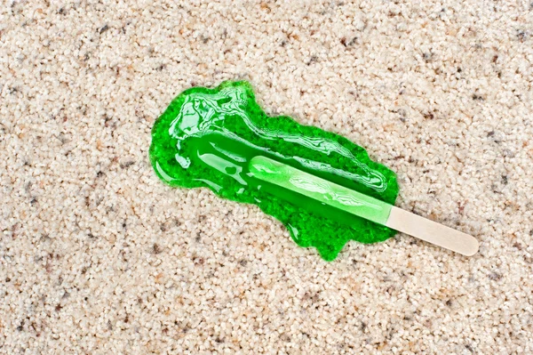 Popsicle cayó en la alfombra — Foto de Stock