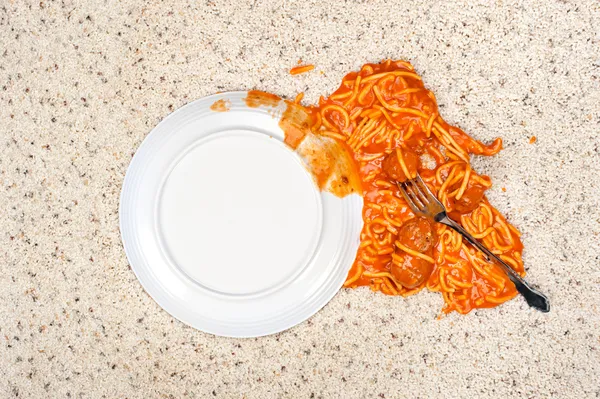 Verloren gegane plaat van spaghetti op tapijt — Stockfoto
