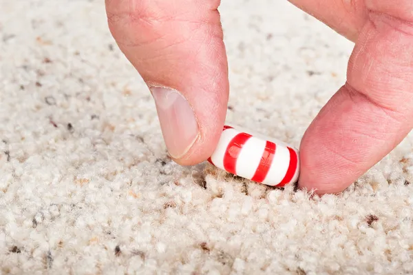 Caramelo pegado a la alfombra — Foto de Stock