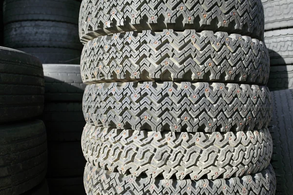 Staré pneumatiky špičatý — Stock fotografie