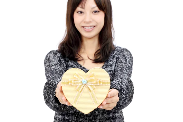 Young woman holding a gift box — Stock Photo, Image