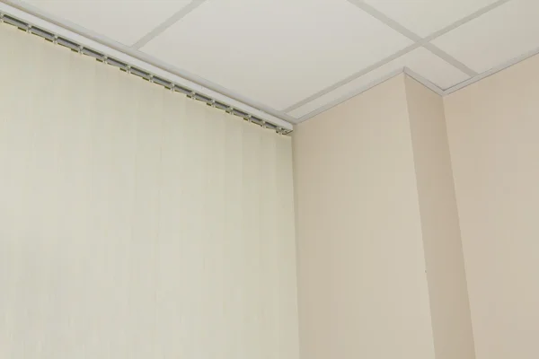 Жалюзи, потолок и окно в офисе — стоковое фото