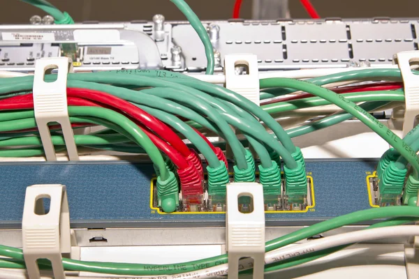 Coroled netwerk kabels en telecommunicatie apparatuur — Stockfoto