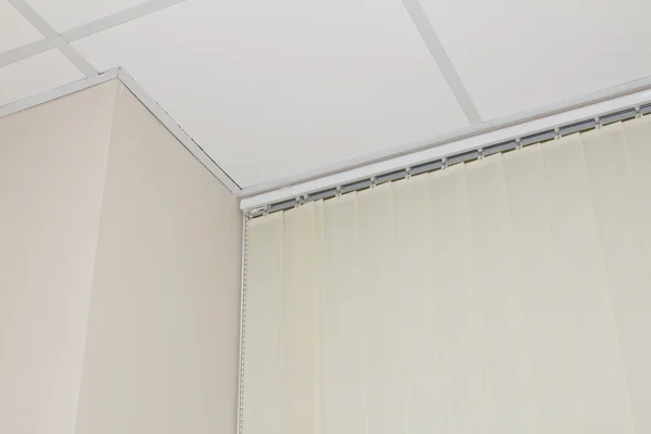Jalousien, Decke und Fenster im Büro — Stockfoto