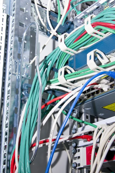 Coroled ağ kabloları ve telekomünikasyon cihazları — Stok fotoğraf