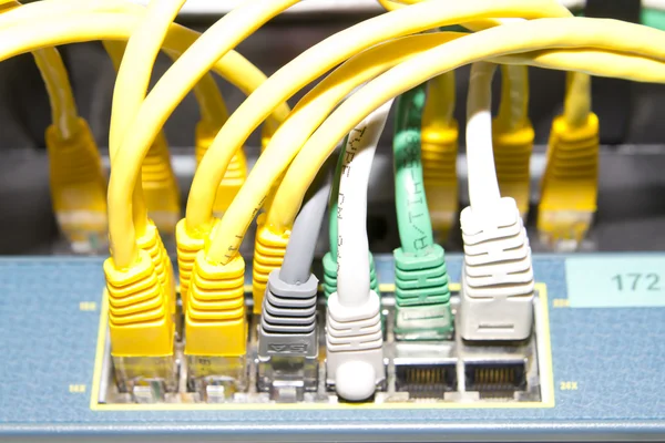 Желтые, белые и зеленые сетевые кабели — стоковое фото