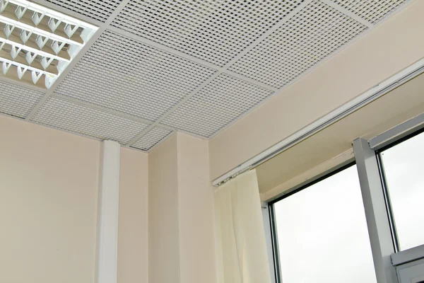 Güneşlikler, tavan ve ofis pencere — Stok fotoğraf
