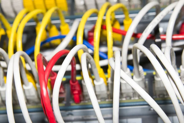 Červené, žluté a bílé síťové kabely — Stock fotografie