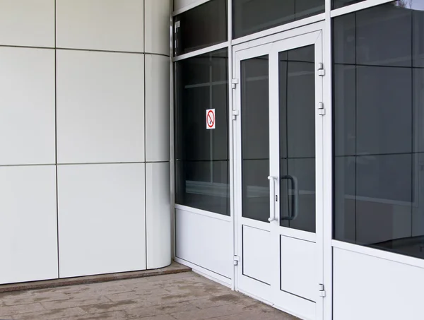 Tür in einem modernen Business Center — Stockfoto