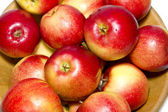 červená jablka v dřevěné desky