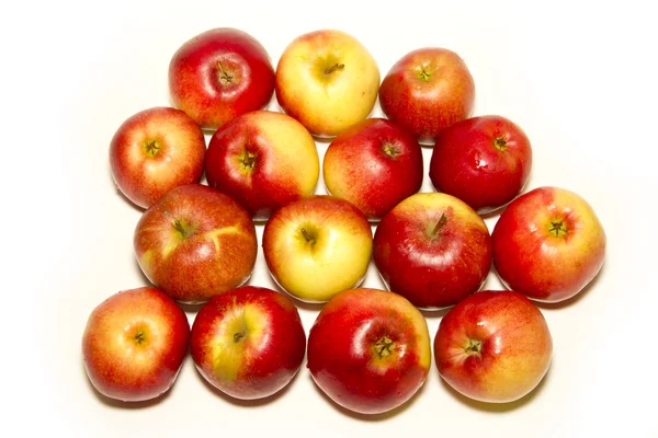 Gruppo di mele rosse isolate su bianco — Foto Stock
