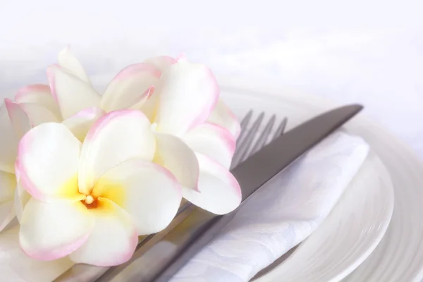Place Setting with Plumeria — Stock Photo, Image