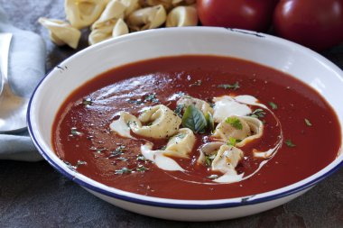 tortellini domates çorbası