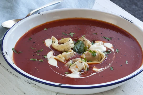 Soupe de tomates aux tortellini — Photo