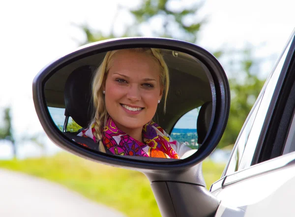 Glückliche Geschäftsfrau im Auto — Stockfoto