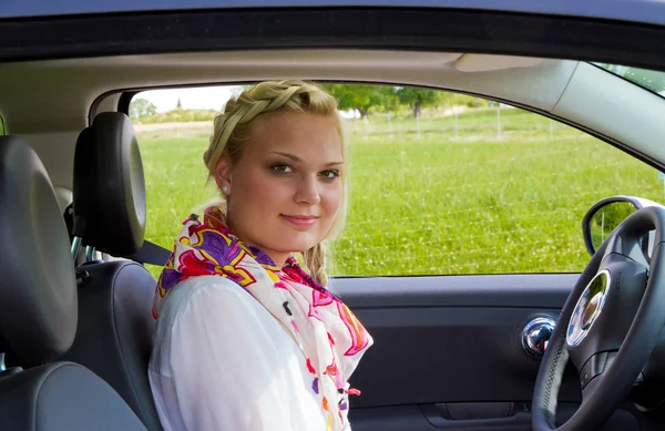 Arabanın içinde mutlu iş kadını — Stok fotoğraf