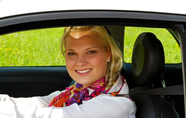 快乐的女商人在一辆车 — 图库照片