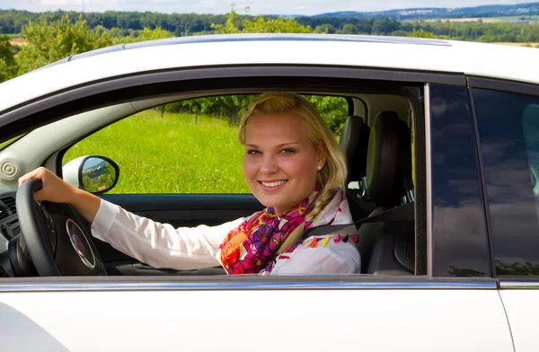 Arabanın içinde mutlu iş kadını — Stok fotoğraf