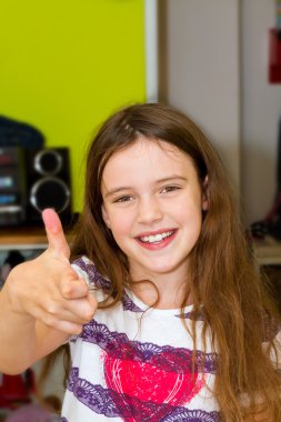 Little girl with thumb´s up clipart