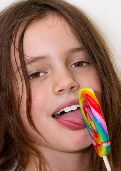 Meisje met kleurrijke lolly — Stockfoto