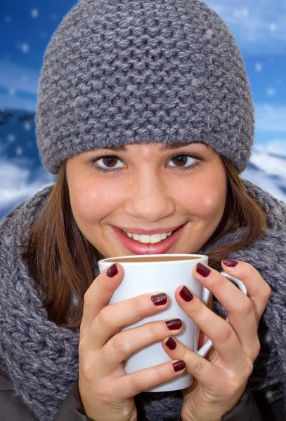 Ritratto di giovane donna con bevanda calda — Foto Stock