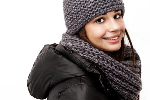Menina vestindo um casaco de inverno com capuz — Fotografia de Stock