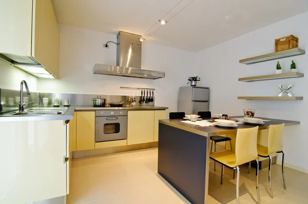 Moderne Kücheneinrichtung lizenzfreie Stockbilder