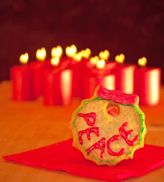 Biscuit de Noël en forme de couronne avec glaçage "paix" — Photo