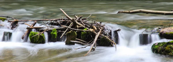 Rotsen en rivier beweging — Stockfoto