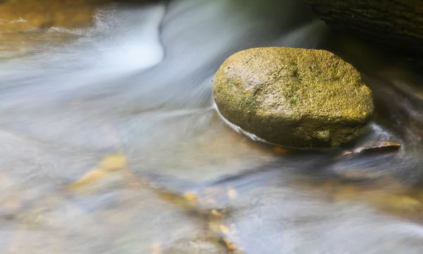 Rotsen en rivier beweging — Stockfoto