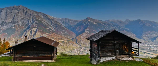 Švýcarské Alpy a chaty — Stock fotografie