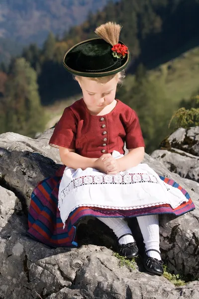 Маленькие девочки в Баварии молятся — стоковое фото