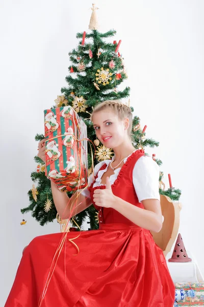 Jonge vrouw in klederdracht met Kerstmis — Stockfoto