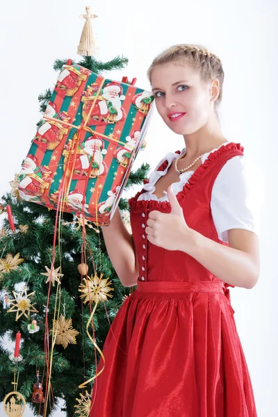 Jovem mulher em traje tradicional no Natal — Fotografia de Stock