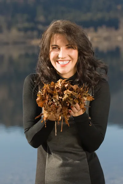 Jonge vrouw met herfst stemming — Stockfoto