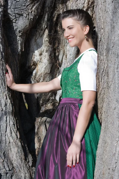 Γυναίκα στο δέντρο — Stockfoto