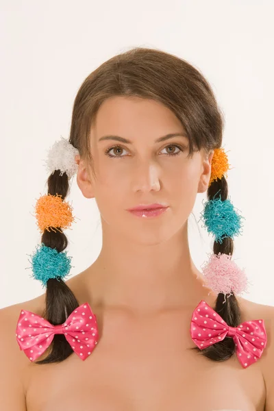 Девушка с разноцветными косичками — стоковое фото