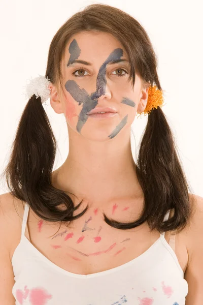 Junge Frau mit Farbe im Gesicht — Stockfoto