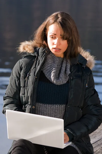 携带手提电脑的妇女 — 图库照片