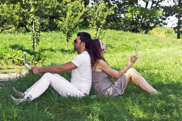 Young man and girl in the park — Stock Photo, Image
