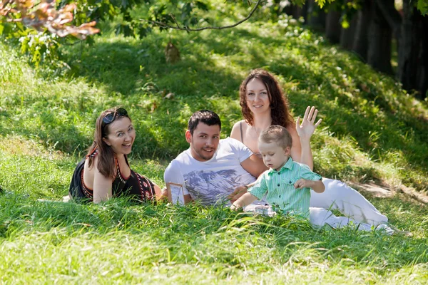 Familie ontspannen in het park — Stockfoto