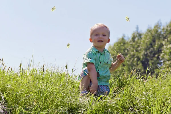 Gökyüzünde ve çimen çocuk portresi — Stok fotoğraf