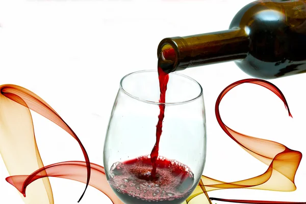 Červené víno stéká ze láhev vína — Stock fotografie